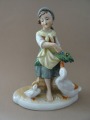 HS - Meitene ar pīlēm. Porcelāns, h 17 cm, Vācija