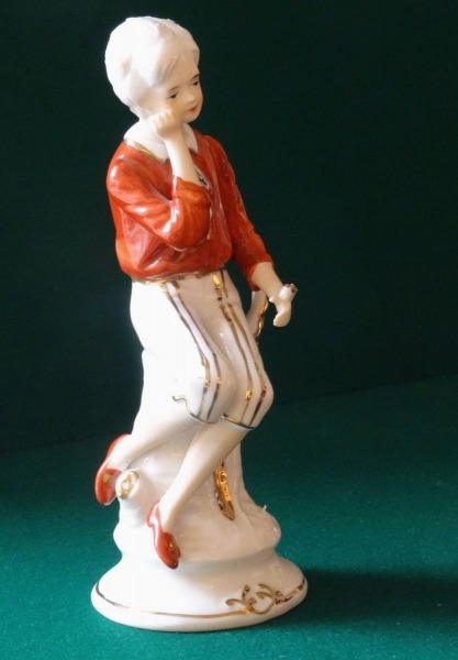 Girl in a red-brown blouse. h 19 cm, porcelain