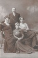 Fotogrāfija - Ģimenes foto. 4. personas. Ap 1910.gads, 19,5x13 cm