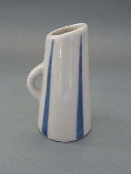 PFF Rīga - Vāzīte ar osiņu, porcelāns, 1950.-60.ie gadi, h 6,5 cm