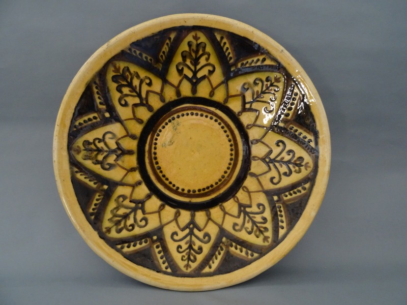 Šķīvis, iniciāļi I.T., keramika, d 31,5 cm