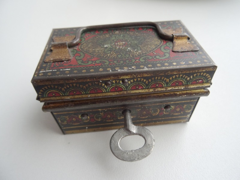 Krājkase ar atsledzīņu 4.5x4.5x8 cm