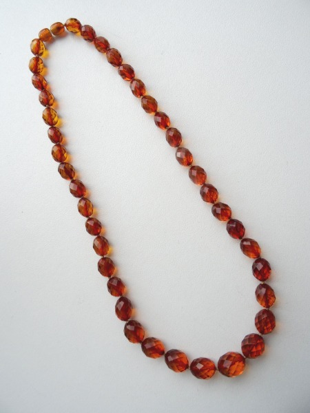 Dzintara krelles, dimanta griezums, garums 25.5 cm, svars 18 g