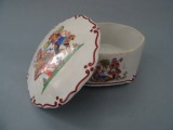 Porcelāna lādīte, d 13 cm, h 6 cm, roku gleznojums, ar nelielu defektu