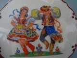 Porcelāna lādīte, d 13 cm, h 6 cm, roku gleznojums, ar nelielu defektu