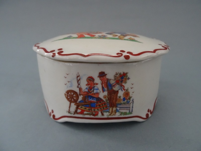Porcelāna lādīte, d 13 cm, h 6 cm, roku gleznojums, ar nelielu defektu