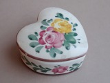 Porcelāna lādīte sirds formā, h2.5x5.5x5.5 ar nelielu defektu