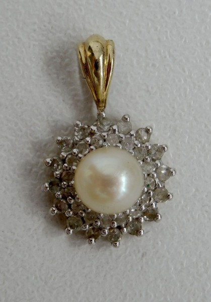 Gold pendant with diamonds and wild pearl 14 carats, weight 1.18 g