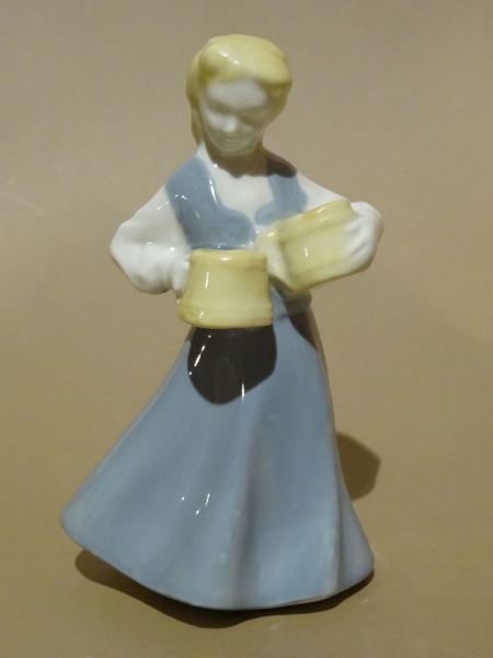 RPF - Meitene ar alus kausiem, porcelāns, h 14,5 cm