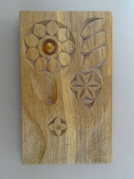 Notepad holder. Latvia, wood, carving, amber, h2,5 cm; 18 x 11 cm