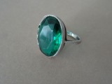 Sudraba gredzens ar zaļo akmeni, 3,70 g.