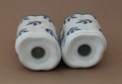 Pair of salt shakers with blue leaves, h 7 cm