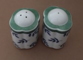 Pair of salt shakers with blue leaves, h 7 cm