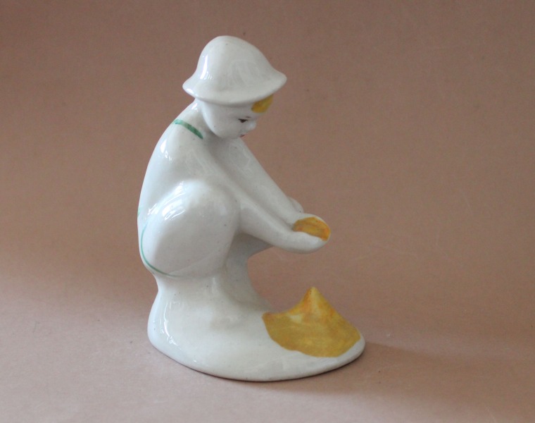 Фигурка - Ребенок, играющий с песком, фарфор, h 12 см