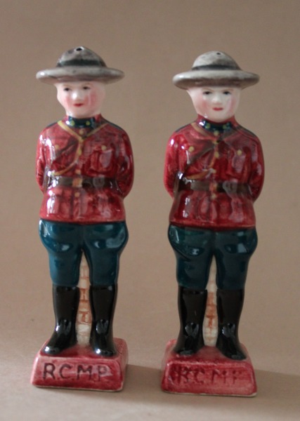 Salt shakers 2 pieces, soldiers H 12 cm