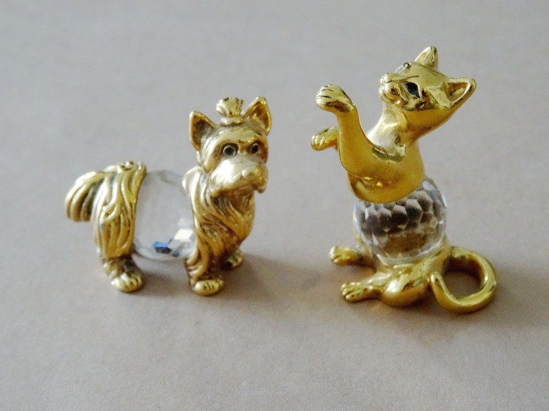 Swarovski figuriņas - Kaķis un suns h 3 cm; h 2.5 cm