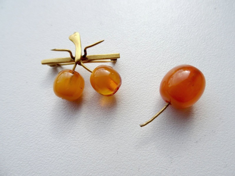 Brooch with ambers