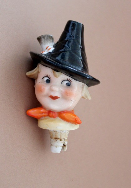 Goebel - Porcelain cork Girl with black hat and orange ribbon H 9 cm