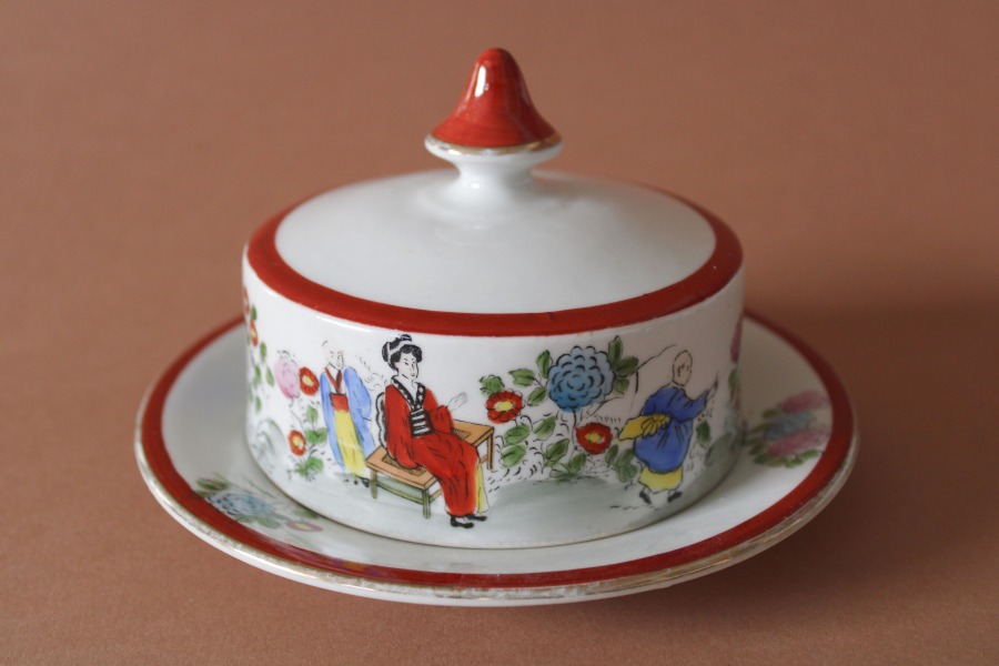 Kuznetsovs - Butter dish Eastern motif, porcelain h 10 cm; d 15 cm with a crack