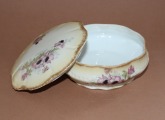 Limoges - porcelāna lādīte, 20.gs. Sākums d 12 cm; h 6 cm