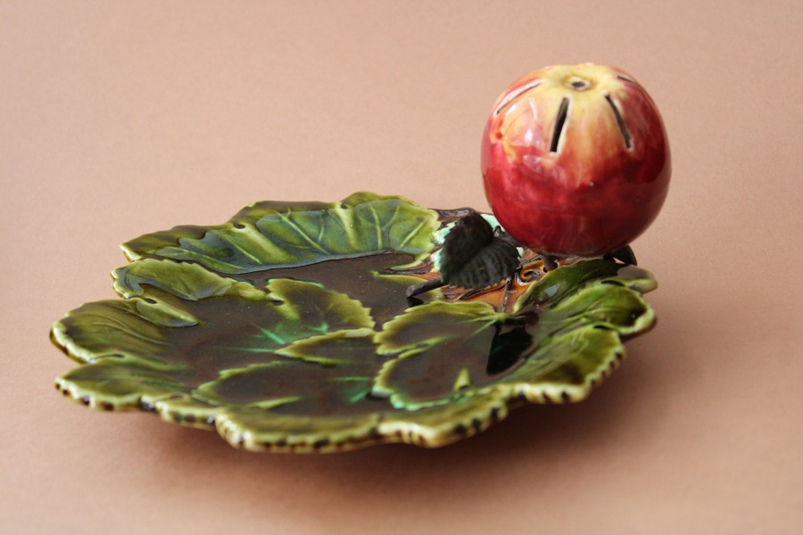 Šķīvis ar ābolu, (ābols pieskruvējas pie šķīvja), fajanss, porcelāns, metāls, šķīvja izmērs 20x19 cm