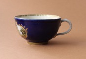 Meissen - Tase, porcelāns, roku gleznojums Teutoburgas mežs, 18.-19. gs h 5.5 cm; d 9.2 cm