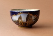 Meissen - Tase, porcelāns, roku gleznojums Teutoburgas mežs, 18.-19. gs h 5.5 cm; d 9.2 cm