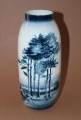 Vāze ar priedem, Vācija, gleznojums, porcelāns, h 25 cm; d 10 cm 