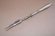 Dakšiņa sudrabs prove 84; garums 20.5 cm; kopējais svars 36 g.