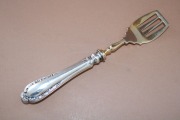 Maza lāpstiņa, ar sudraba rokturi, prove 875; garums 16.5 cm; kopējais svars 42 g.