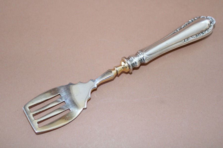 Maza lāpstiņa, ar sudraba rokturi, prove 875; garums 16.5 cm; kopējais svars 42 g.
