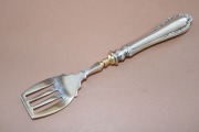 Maza lāpstiņa, ar sudraba rokturi, prove 875; garums 16.5 cm; kopējais svars 42 g.
