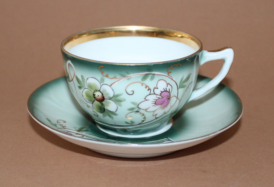 Kuzņecovs - Divnieks, Eņģeļa dienā, porcelāns, tases h 5.2 cm; d 8.7 cm