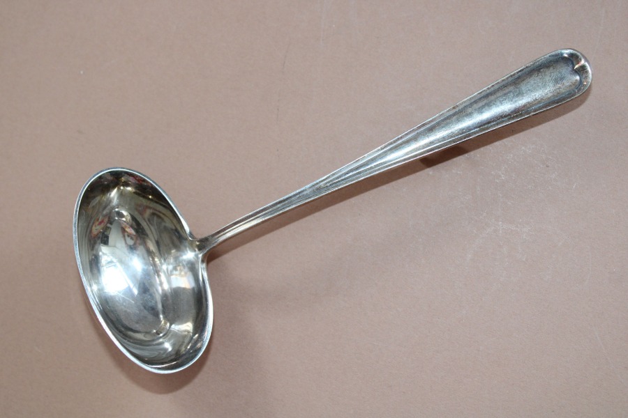 Серебряная ложка для соуса, 830 проба, длина 16 см; вес 60,1 г.