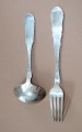 Sudraba mērces karote un dakša, 830 prove, garums 16.5 cm un 21.5 cm; kopējais svars ap 102.7 g.