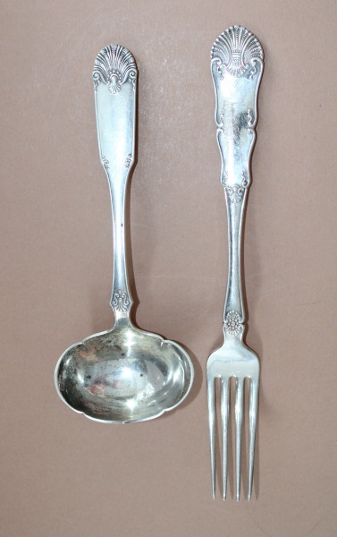 Sudraba mērces karote un dakša, 830 prove, garums 16.5 cm un 21.5 cm; kopējais svars ap 102.7 g.