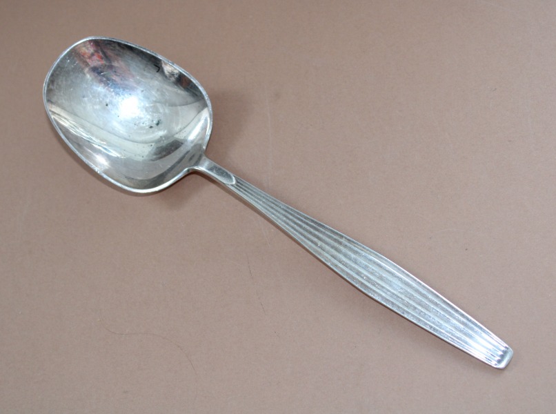 Серебряная ложка для салата, 830 проба, длина 22 см; вес 82,11 г.