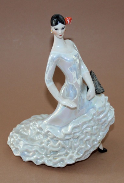 Kijevas eksperimentālā keramikas un mākslas rūpnīca - Karmena. Porcelāns h 23 cm; W 17 cm