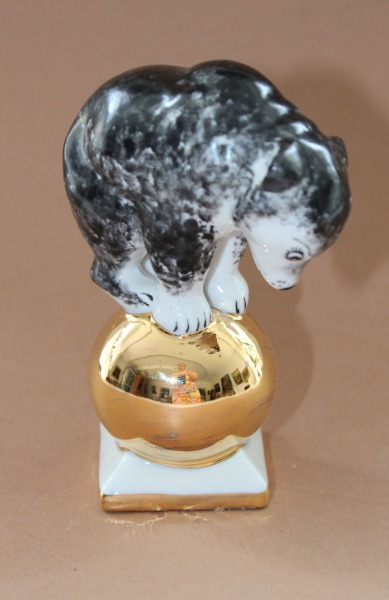 PFF Rīga - Lācis uz bumbas, porcelāns, B. Kārkliņas gleznojums, h 11 cm