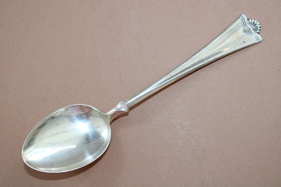Серебряная ложка, 830 проба, длина 14,5 см; вес 22,6 г.