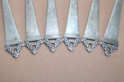 6 серебряных ложек, 830 проба, длина 11 см; общий вес 61,5 г.