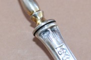 Dakšiņa sudrabs prove 875; garums 19.5 cm; kopējais svars 32 g.