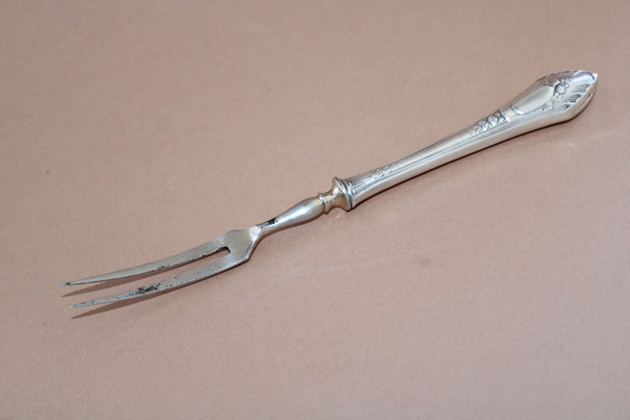 Dakšiņa sudrabs prove 875; garums 19.5 cm; kopējais svars 32 g.