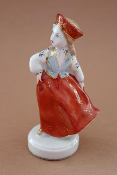 RPR - Dejotāja, 1960., porcelāns, h 11.5 cm Modeļa autors - L. Novožeņeca