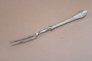 Серебряная вилка проба 875; длина 19,5 см; общий вес 32 г.