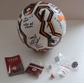 Futbola bumba ar parakstiem un 6 nozīmītes