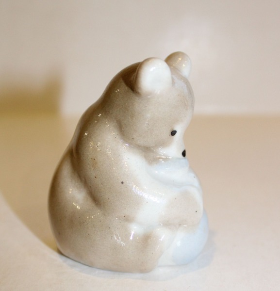 Tender Bear with Honey, porcelain, 7cm
