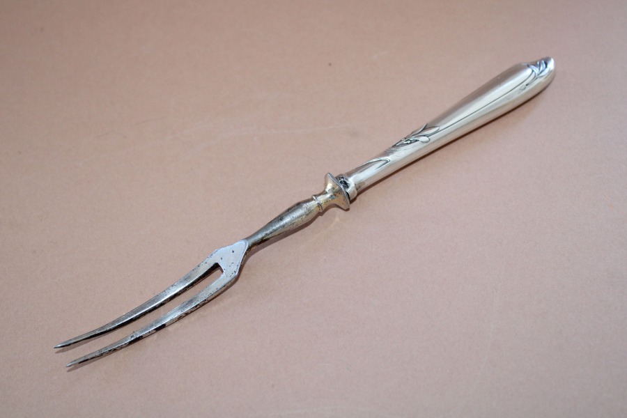 Dakšiņa sudrabs prove 84; garums 20.5 cm; kopējais svars 36 g.