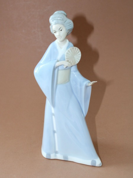 Meitene japāņu Geišas kostīmā, Spānija, porcelāns h 22.5 cm; 
