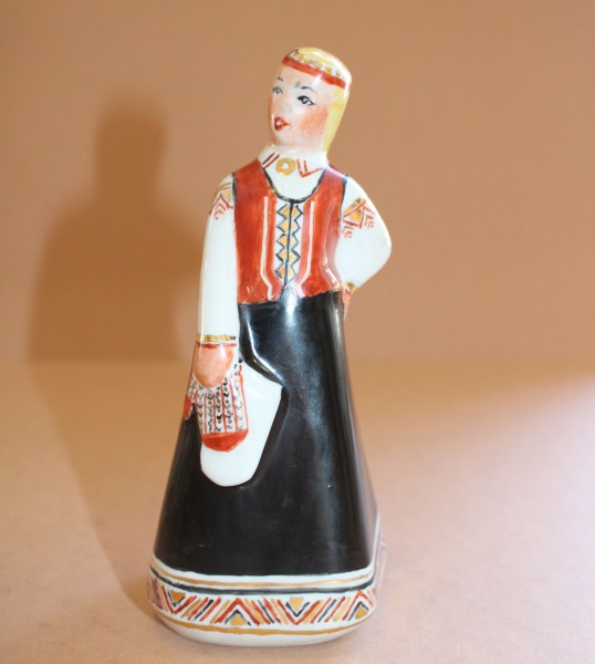 Porcelāna figūra, augstums 14 cm, ar roku gleznota, parakstīta B.Karkliņa